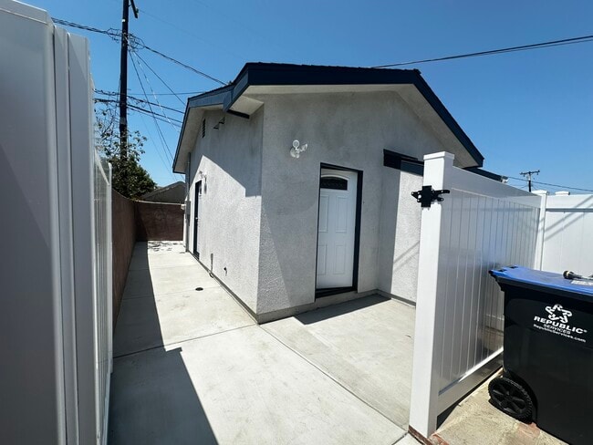 Building Photo - 2134 Park Dr