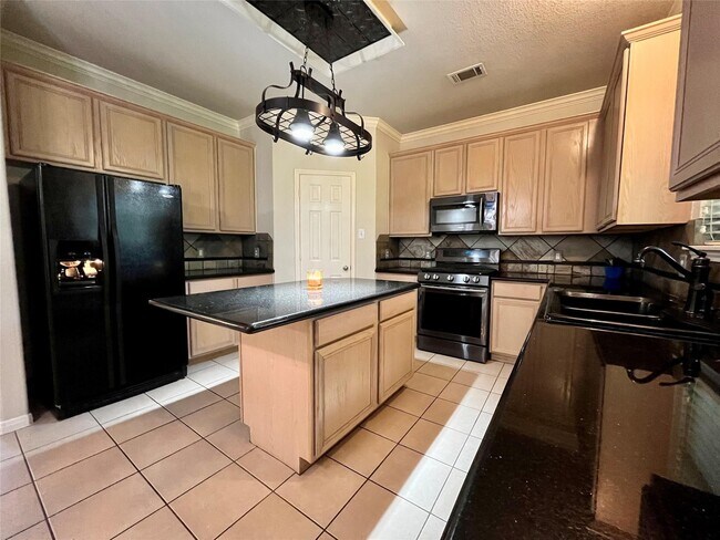 Building Photo - 202 Almond Dr