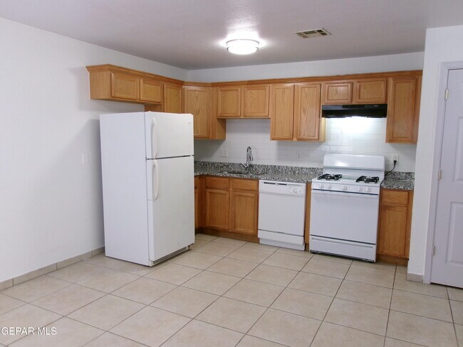 Foto del edificio - 303 McClintock Dr
