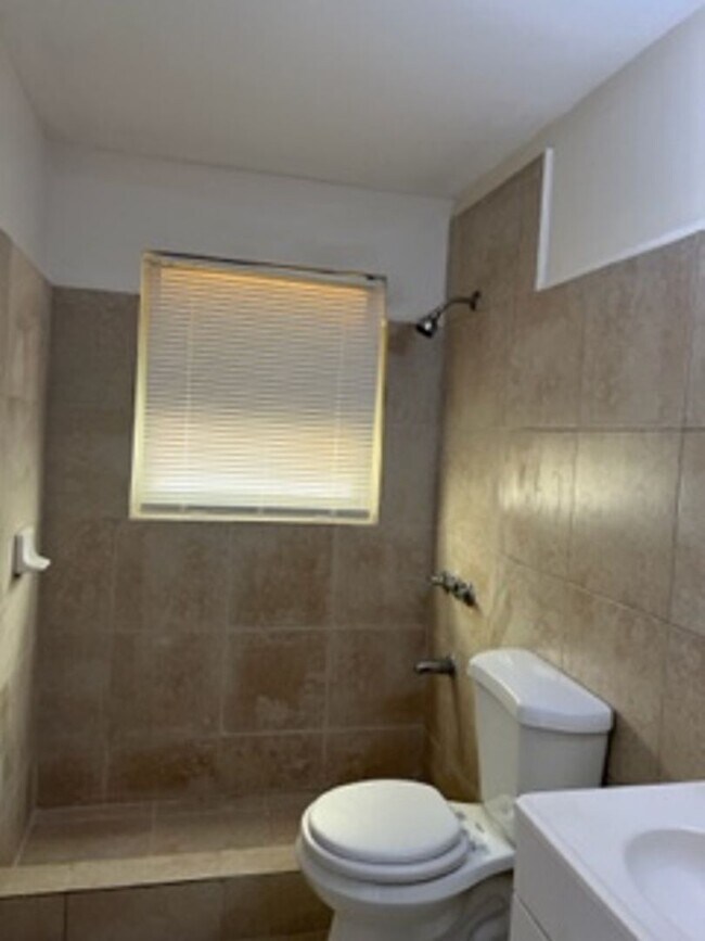 Foto del edificio - Main House (Triplex) can add one studio for additional rent (mother-in-law plan)