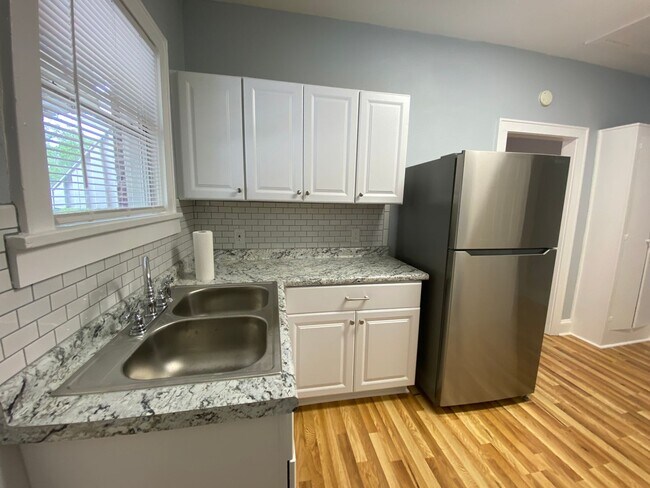Building Photo - Newly Remodeled South Highlands Apartment