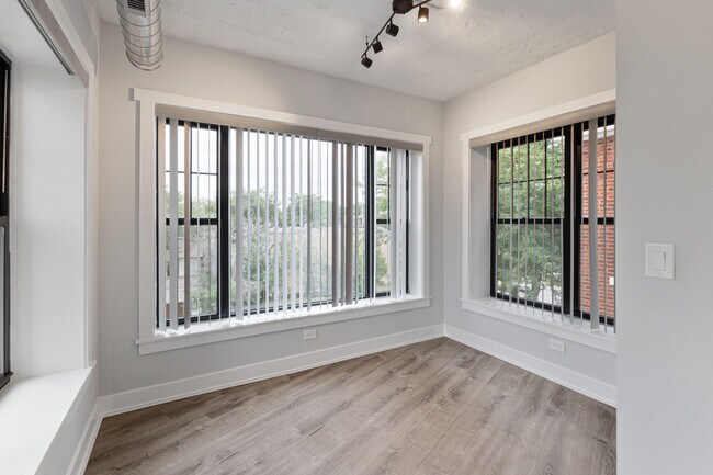 Building Photo - 7645 N Sheridan Rd