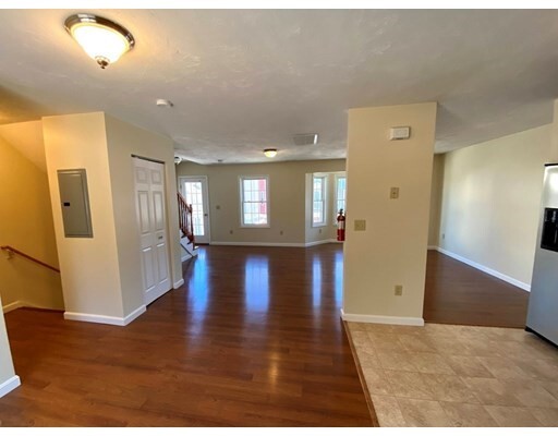Building Photo - 10 Beverly Cove
