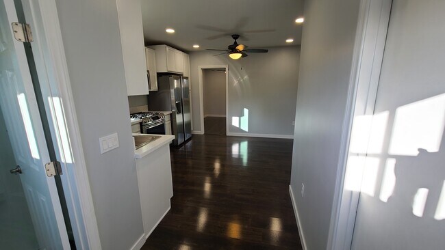 Building Photo - 1005 La Solana Dr