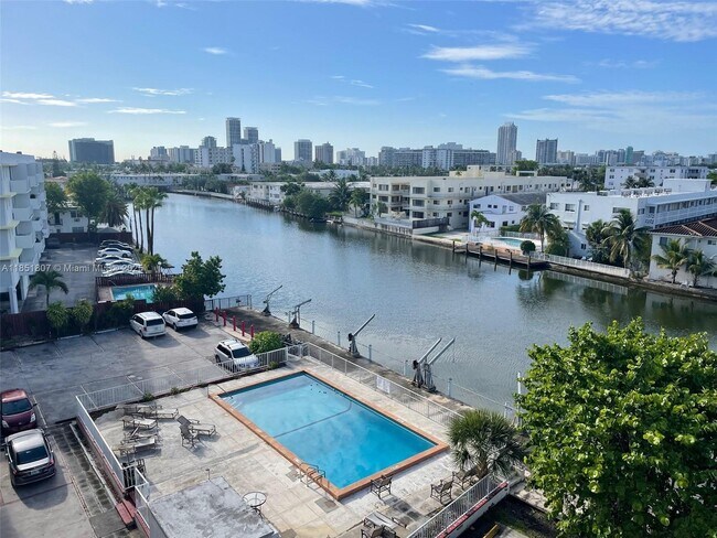 Foto del edificio - 130 S Shore Dr
