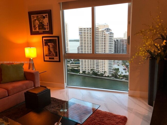 Foto del edificio - 325 S Biscayne Blvd