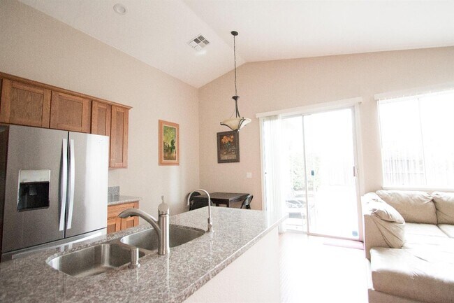 Foto del edificio - 2258 Clapton Way