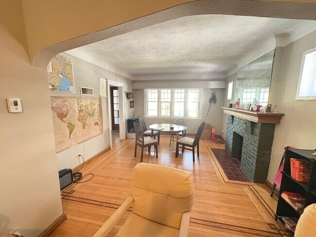 Photo du bâtiment - Charming 3 Bedroom Detached Home In Westdale