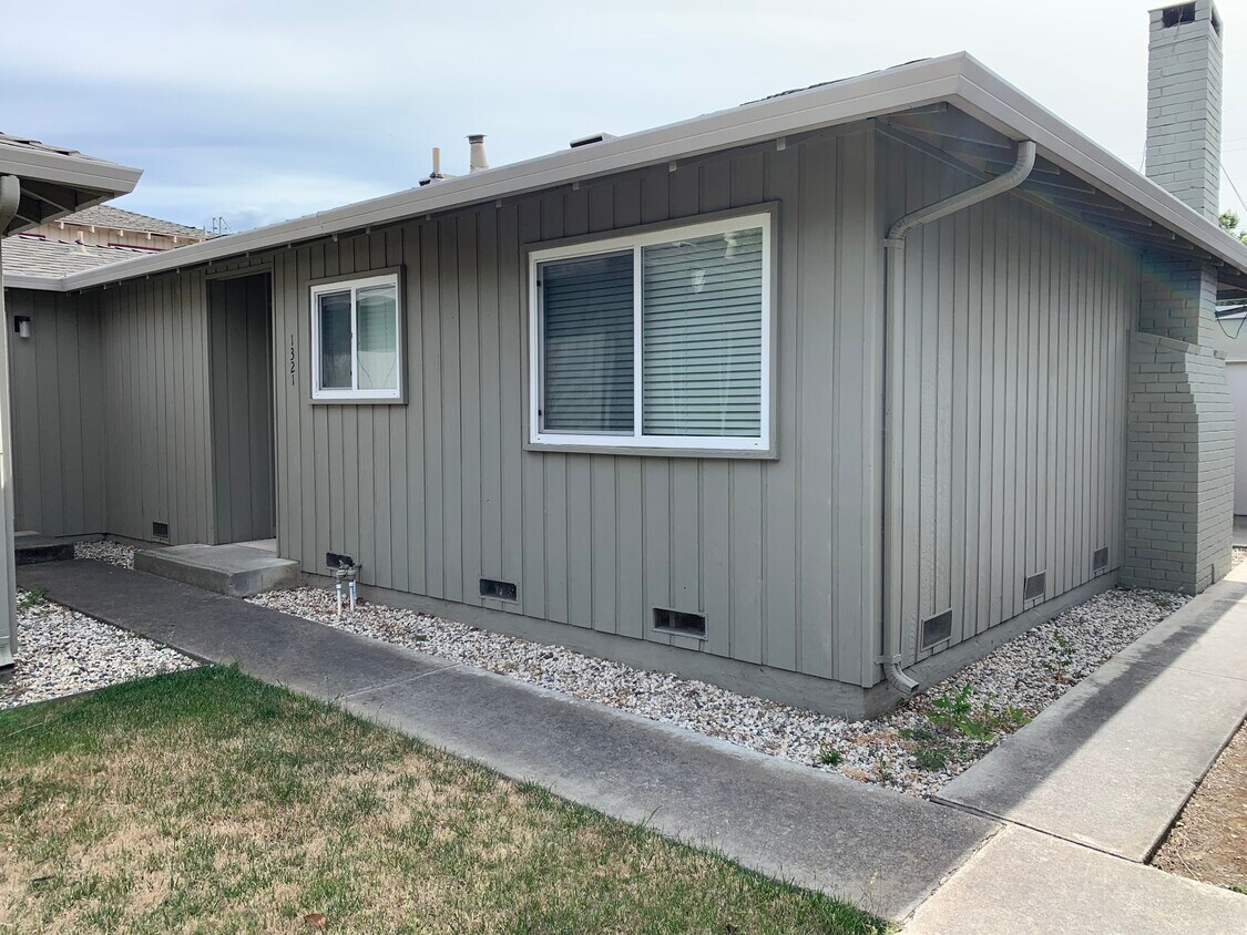 Primary Photo - 1321 Essex Way