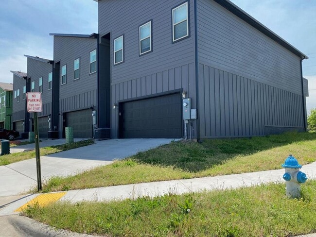 Photo - 2256 W Moore Ln Townhome