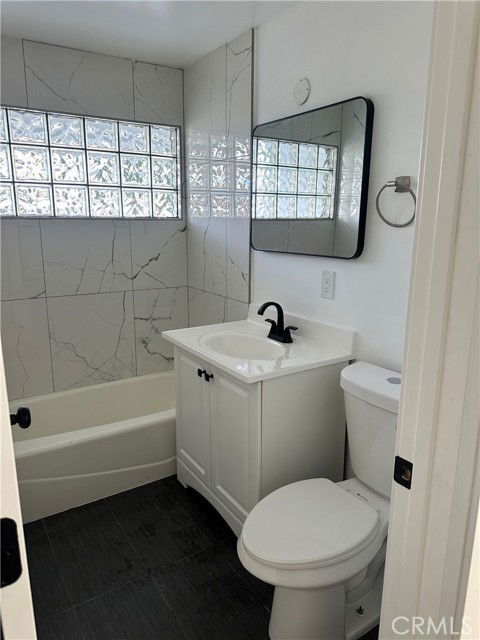 Foto del edificio - 9511 Hayvenhurst Ave