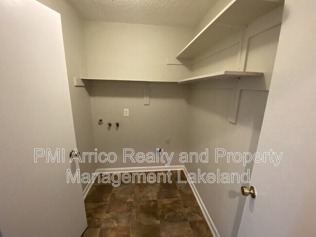 Foto del edificio - 3575 Raintree Way