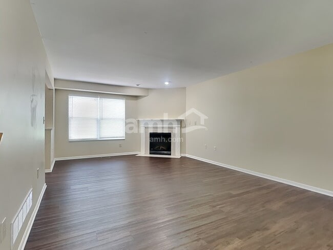 Foto del edificio - 6443 Lantern Way