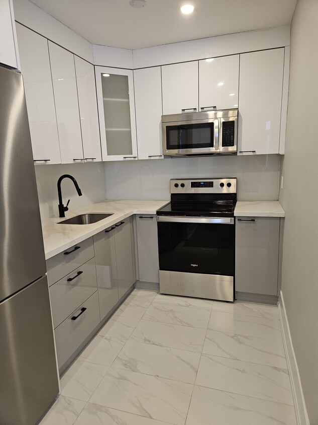 Kitchen - 777 Eglinton Av W