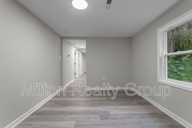 Building Photo - 602 Ross Rd