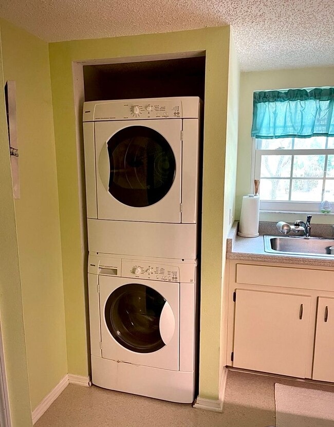 Building Photo - Fully furnished 55+ short term