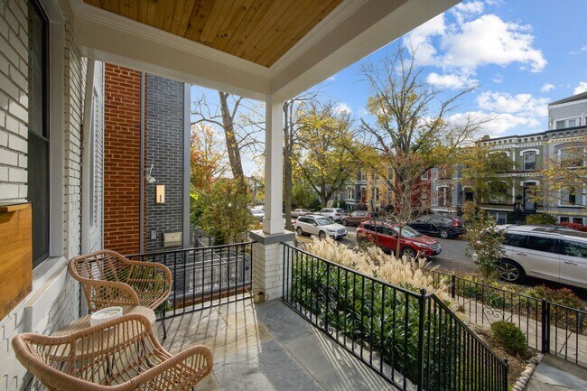 Foto del edificio - FURNISHED style in NoMA with Garage Parking