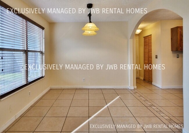 Building Photo - 1728 Papaya Dr E