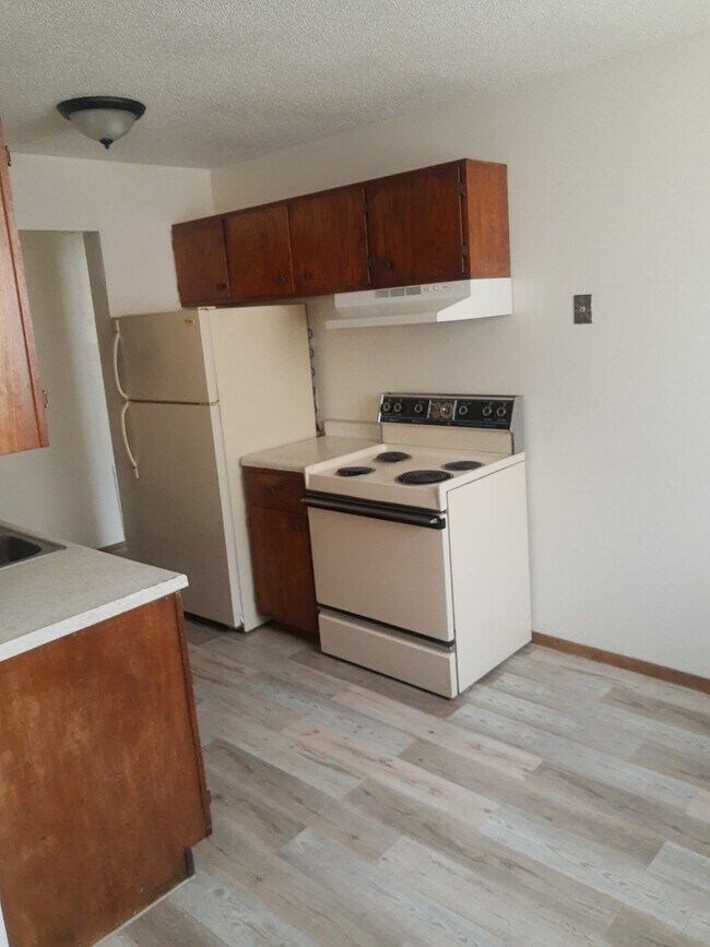 kitchen - 1676 English St