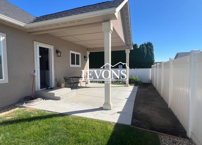 Foto del edificio - Charming 4-bedroom home featuring a fully ...