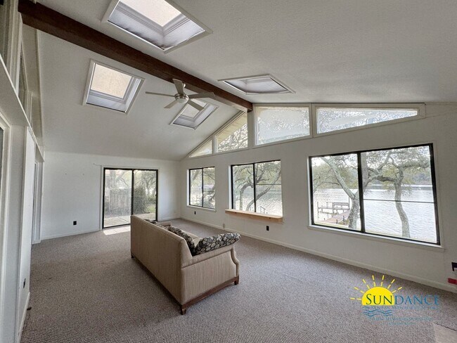 Foto del edificio - Waterfront Home in sought after Poquito Ba...