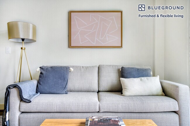Foto del edificio - 422 W Riverside Dr