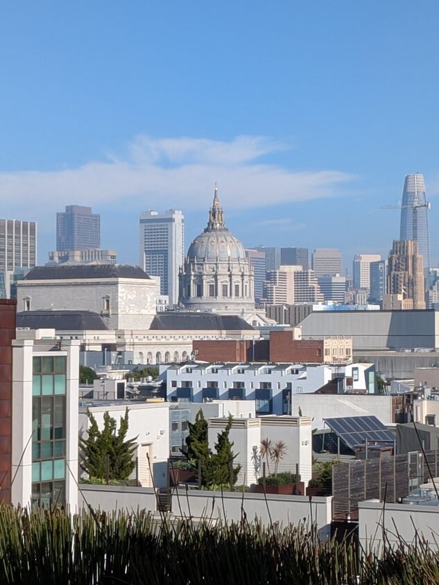 Studio Apartment Home on Top Floor with views of City Hall! - Studio Apartment Home on Top Floor with views of City Hall!