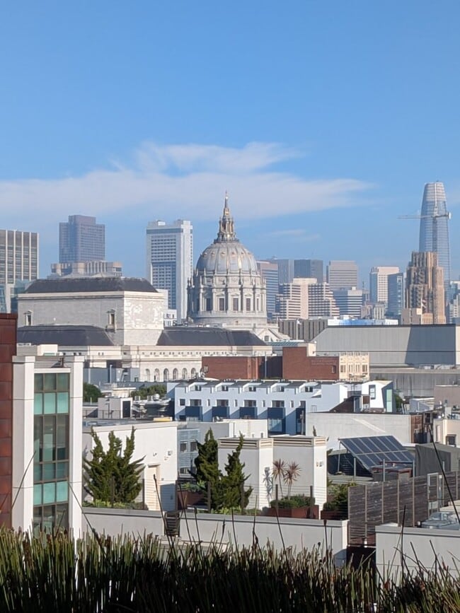 Studio Apartment Home on Top Floor with views of City Hall! - Studio Apartment Home on Top Floor with views of City Hall!