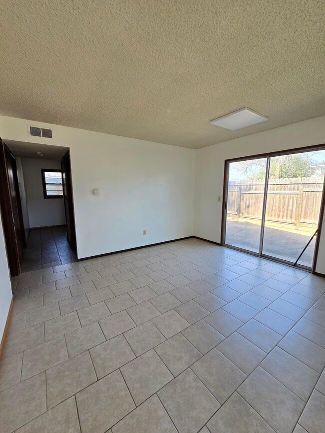 Foto del edificio - 107 E Ave B