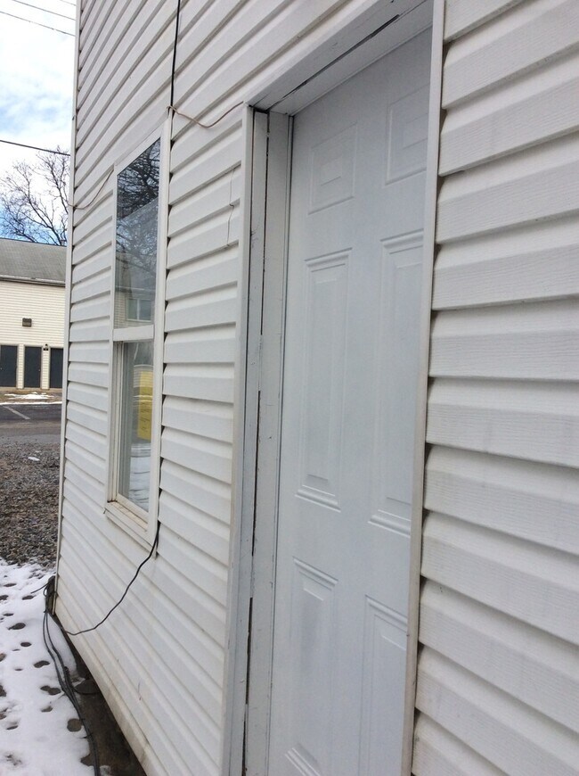 Building Photo - 39 E Maple St