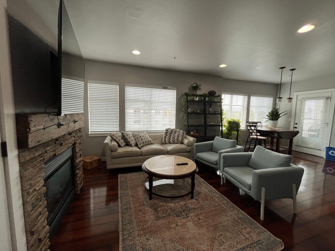 Living Room - 14714 Admiralty Way