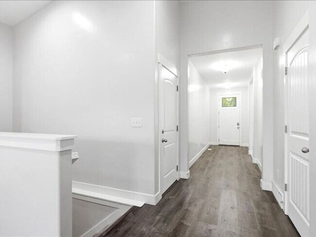 Building Photo - S Jordan-Beautiful 5 bed 3 bath family home