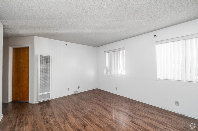 2BR, 2BA - 1,000SF - Living Room - 11503 Menlo Ave.