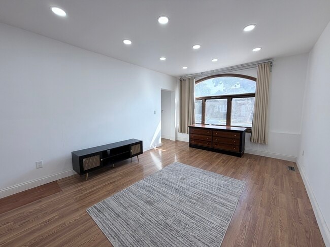 Building Photo - 3206 S Lowe Ave