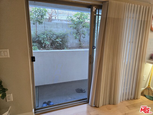 Foto del edificio - 4733 Elmwood Ave