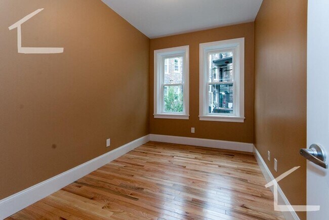 Building Photo - ROOM AVAILABLE in shared 5BR/2BA renovated apartment! No fee!