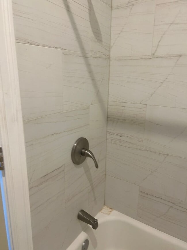 Building Photo - Beautiful 2 bedroom, 2 bathroom apt   (Sec 8 voucher 2  )