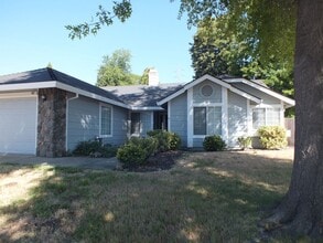 Building Photo - 802 Willow Creek Dr