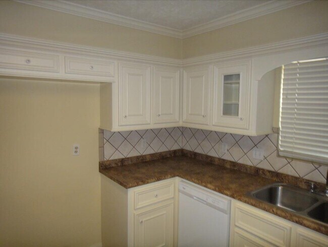 Building Photo - 5702 Pinewilde Dr