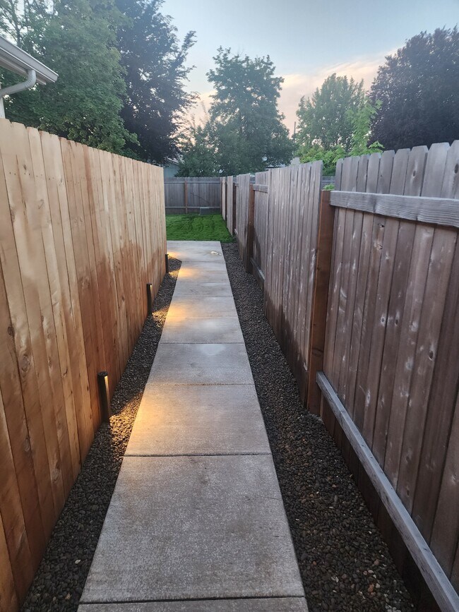 Building Photo - 5054 Forsythia Dr