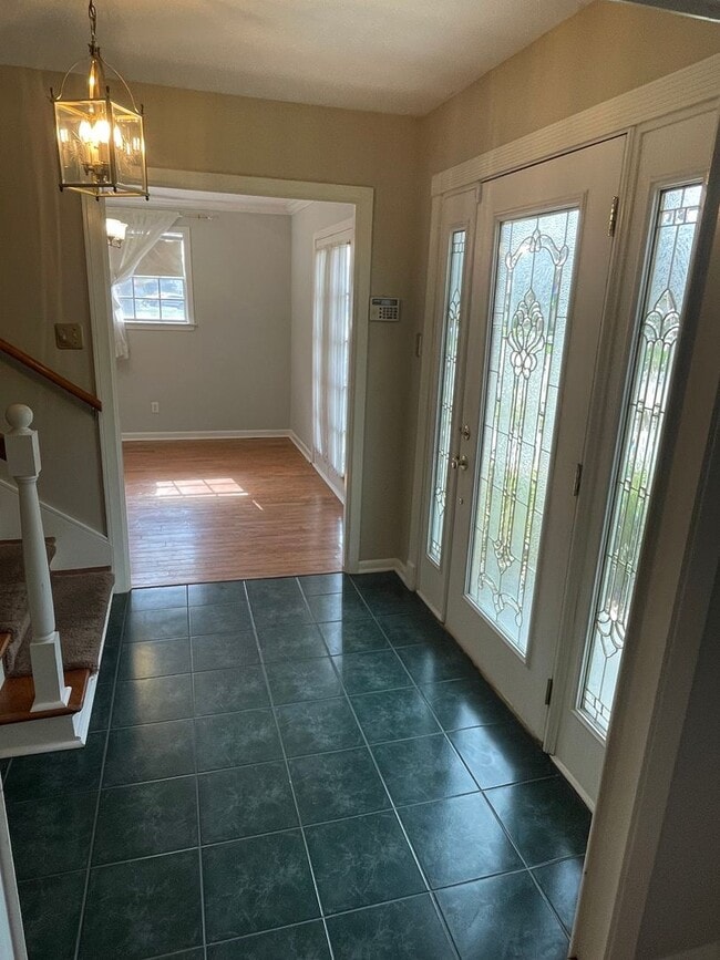 Building Photo - Spacious 4BD Home in Metairie, with Driveway and HUGE Fenced in Backyard