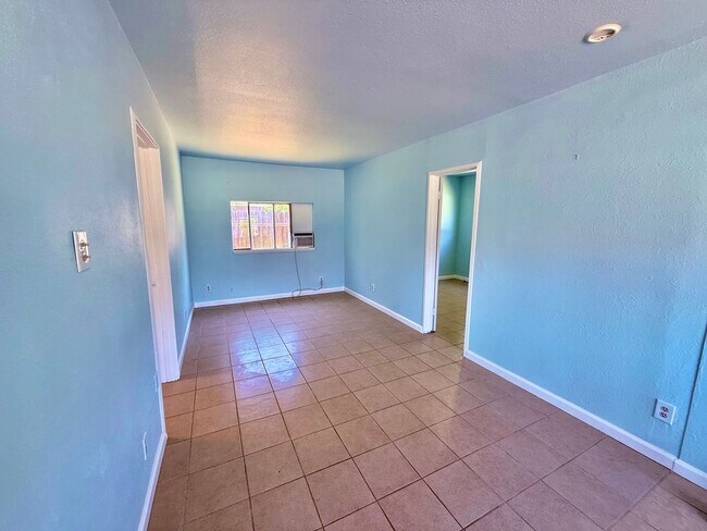 Foto del edificio - Adorable two bedroom one bath home in Los ...