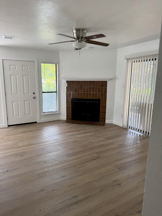 Foto del edificio - 5418 Lakeview Pkwy