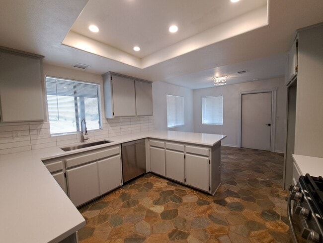 Building Photo - Beautifully Updated 3/2 in Yucca Valley!