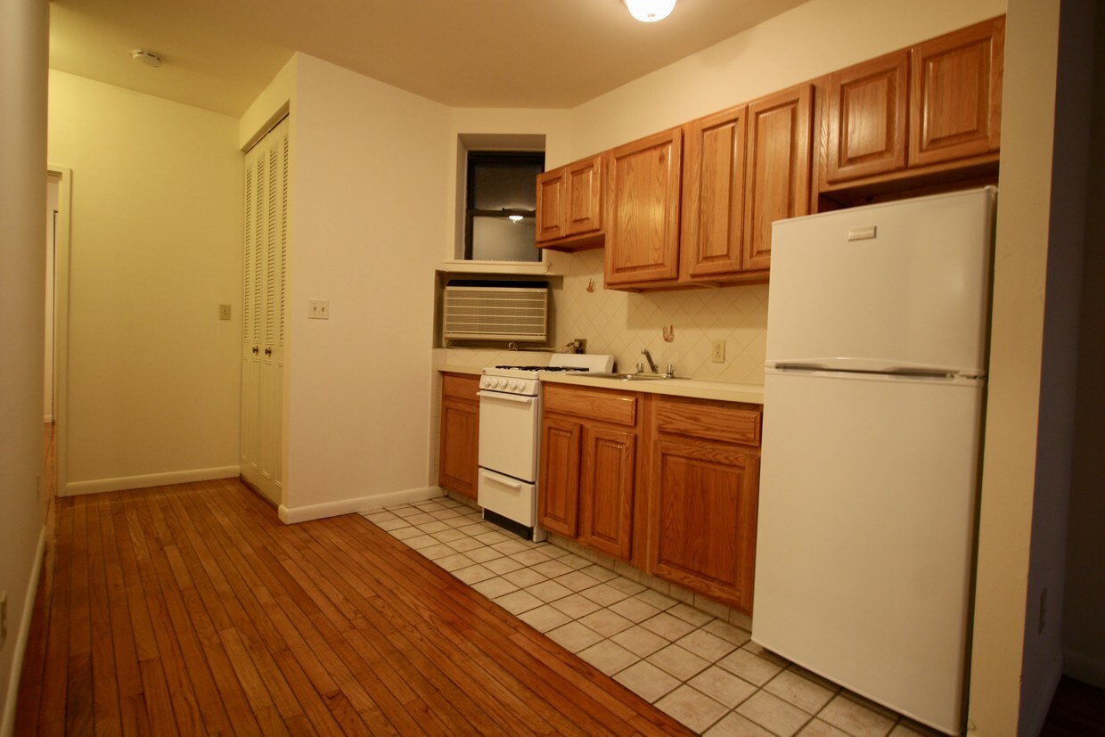 Building Photo - 326 E 34th St