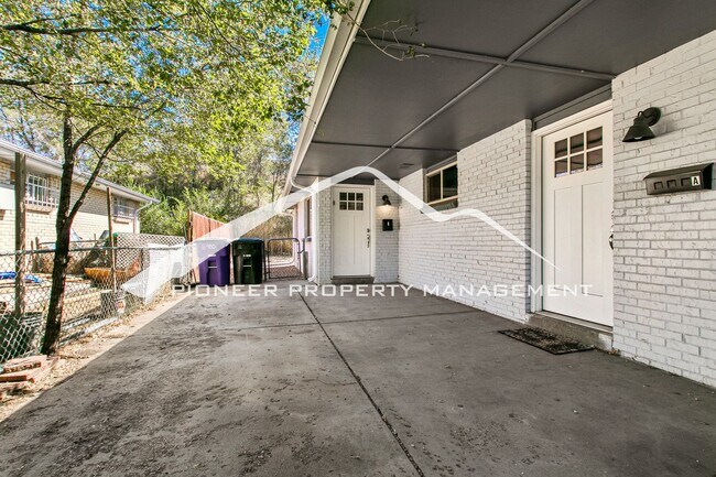 Foto del edificio - Spacious Half Duplex with Fenced Yard and Washer/Dryer