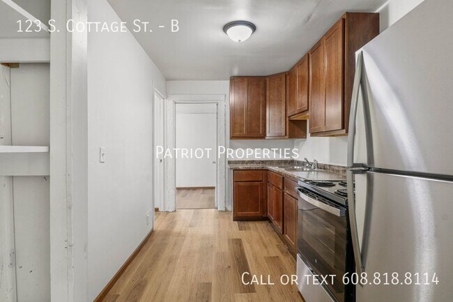 Foto del edificio - 5 BEDROOM/ 1 BATH APARTMENT IN WHITEWATER, WI