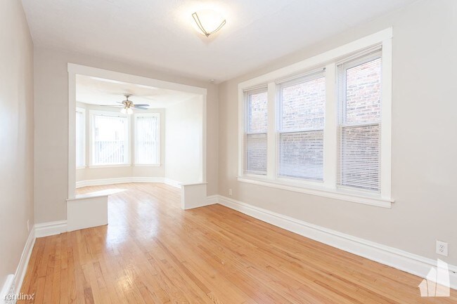 Building Photo - 2 br, 1 bath Apartment - 1016 N Hamlin Ave 2