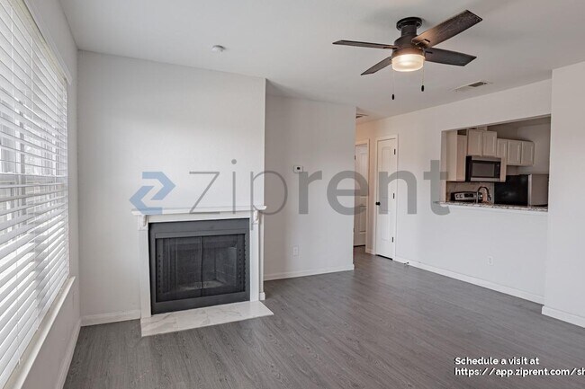 Foto del edificio - 2200 E Trinity Mls Rd