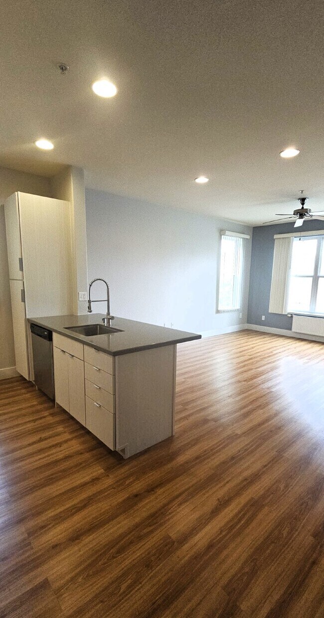 Building Photo - One Bedroom plus bonus room. Luxury Condo ...